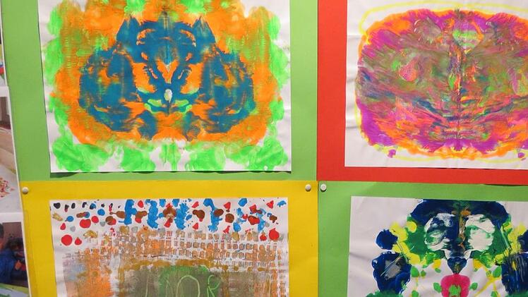 Parallelausstellung zum Thema "Farbe bekennen" - Kunstobjekte aus der Einhard-Grundschule. Foto: Doris Bauer