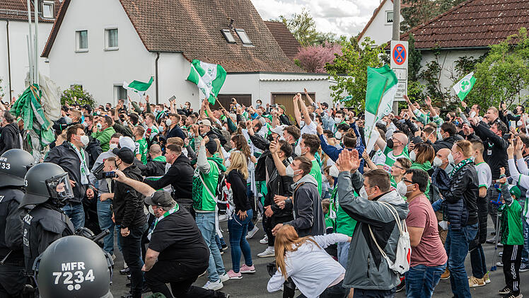 Greuther Fürth steigt in die erste Bundesliga auf: Fans feiern ausgelassen