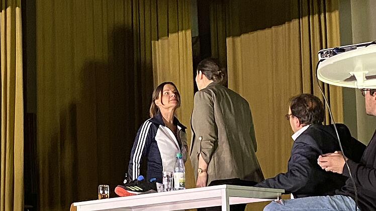 Spiel, Satz und Sieg für eine vergnüglich-nachdenkliche Provinz-Posse um Tennis, Toleranz und die deutsch-türkische Leit- und Grillkultur. Foto: Hans-Peter Ehrensberger