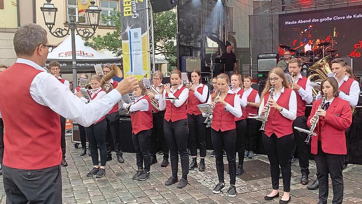 Mit dem Franken-Lied er&ouml;ffnete die Jugendkapelle unter der Leitung von Harald Streit das 41. Altstadtfest.