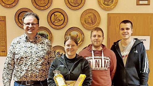 Das Bild zeigt von links Roland Brönner, Heike Kohlhepp, Lukas Heim und 1. Sportleiter Marco Leitschuh.