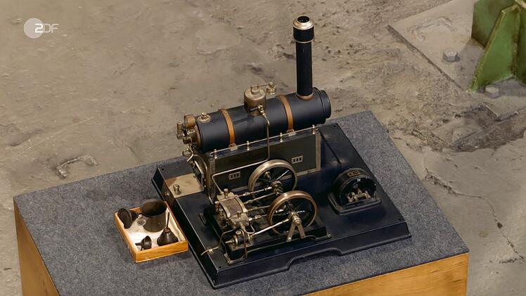 Eine Dampfmaschine datierte Detlev K&uuml;mmel auf 1926 bis 1929. Das Eisenguss-St&uuml;ck von M&auml;rklin aus G&ouml;ppingen sollte eigenlich 6.500 Euro bringen, w&uuml;nschte sich der Verk&auml;ufer. Doch eine realistische Sch&auml;tzung lag nur zwischen 1.500 und 2.000 Euro. Verkauft wurde sie dennoch - schlie&szlig;lich f&uuml;r 1.300 Euro an David Suppes.