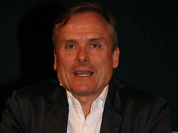 Was Axel Hacke in der Dr.-Stammberger-Halle bot, war nicht nur eine Lesung. Der Autor sorgte für wahre Lachsalven mit seinen Verhörern in Liedern und Übersetzungsfehlern auf Speisekarten. Fotos: Sonja Adam