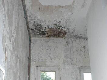 In der alten Schule in Lendershausen fällt wegen Wasserschäden schon der Putz von der Decke.  Foto: gsch