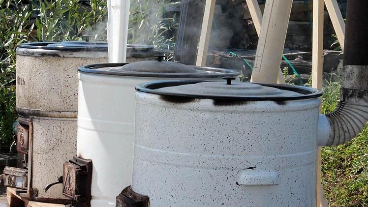 Immer mehr Kessel werden gebraucht, um alle beim Schlachtschüssel-Essen satt zu bekommen.