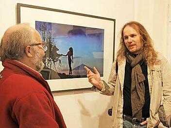 Kai Rogler (r.) erläuterte die Entstehung seiner Bilder. Fotos: Reinhard Löwisch