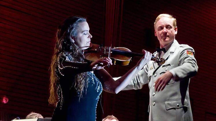 Solistin Kim Leonores und Dirigent Roland Kahle. Foto: Jochen Berger