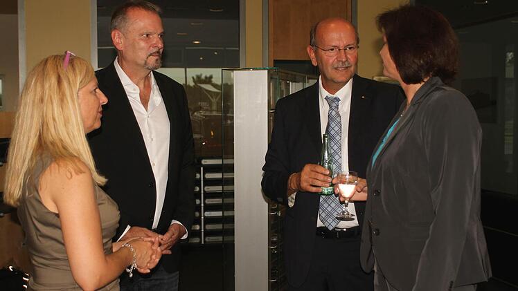 Die Ministerin im Gespräch mit den Inhabern und Geschäftsführern des Autohauses Lyana und Rudolf Hart sowie Norbert Sorg (von links).