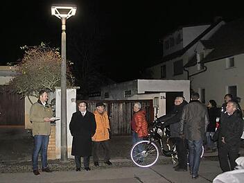 Ortstermin in der Friedhofstraße: Matthias Windfelder (links) von den Stadtwerken Bamberg erläutert Bürgermeister Thomas Söder (Zweiter von links) und den Stadträten die Vor- und Nachteile verschiedener Modelle. Dieses Modell der Firma Hella stand später nicht mehr zur Debatte.