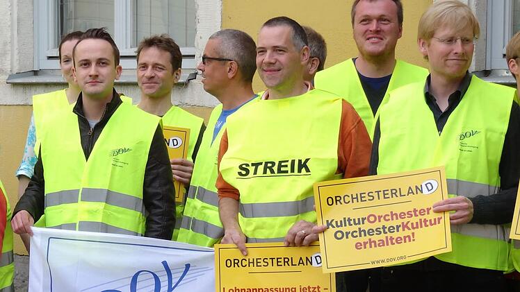 Coburger Künstler protestieren gegen die Tarifpolitik des Deutschen Bühnenvereins.Foto: Jochen Berger