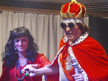 Der König von Waldfenster (Martin Schlereth) mit seiner Gemahlin, der Hausmeistertochter (Lothar Wehner). Die beiden gehören zum Ensemble Äche Brader, die schon seit 25 Jahren mit ihren lustigen Darbietungen unterhalten.  Fotos: Kathrin Kupka-Hahn