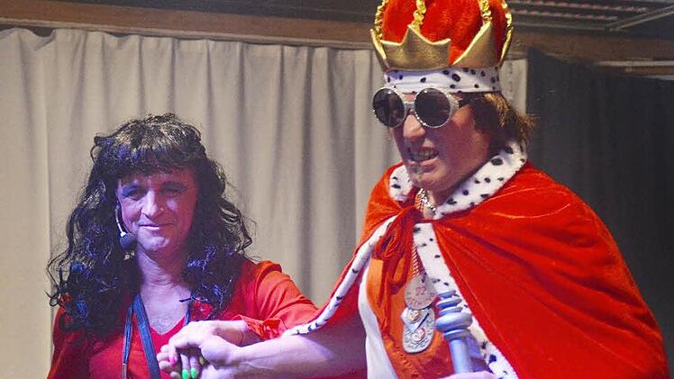 Der König von Waldfenster (Martin Schlereth) mit seiner Gemahlin, der Hausmeistertochter (Lothar Wehner). Die beiden gehören zum Ensemble Äche Brader, die schon seit 25 Jahren mit ihren lustigen Darbietungen unterhalten.  Fotos: Kathrin Kupka-Hahn