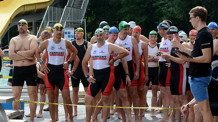 Von angespannt bis gelassen: Eine Gruppe Herzomänner wartet auf die Freigabe des Schwimmbeckens. Foto: herzopress