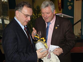Einen Ebern-Krug gab's von Bürgermeister Jürgen Hennemann (rechts). Foto: Ralf Kestel