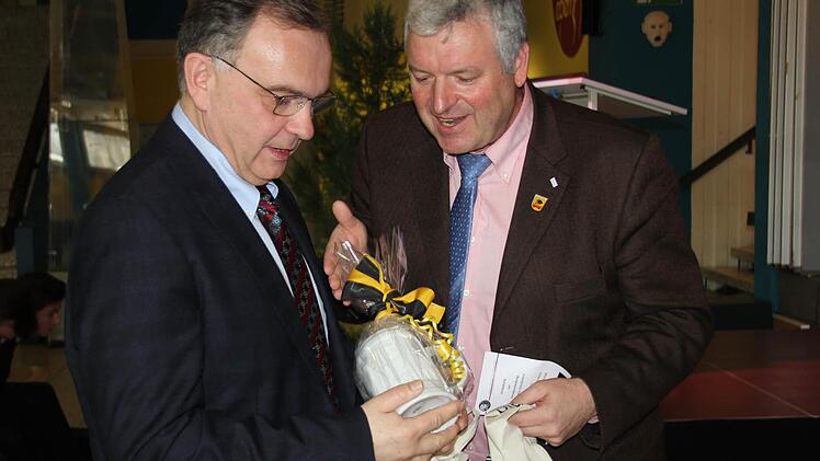 Einen Ebern-Krug gab's von Bürgermeister Jürgen Hennemann (rechts). Foto: Ralf Kestel