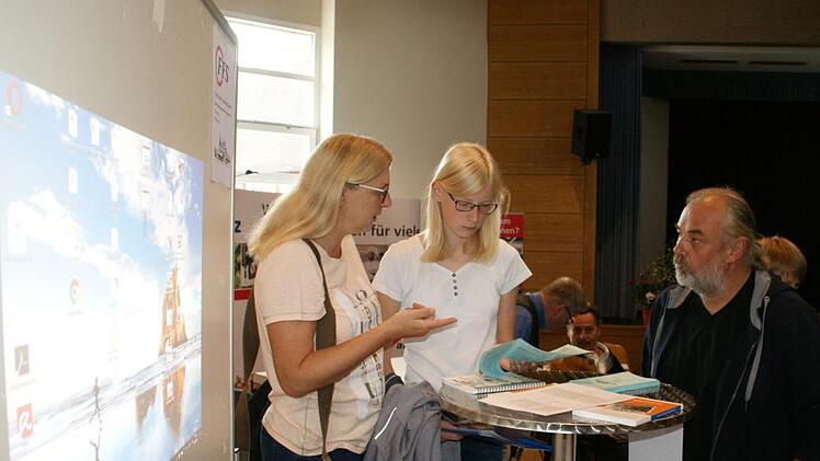 Der Stand der Fachoberschule Schweinfurt war für Lisa besonders interessant; sie will nach der Mittleren Reife im nächsten Jahr das Fachabitur ansteuern. Zur Bildungskonferenz wurde sie von ihren Eltern begleitet.