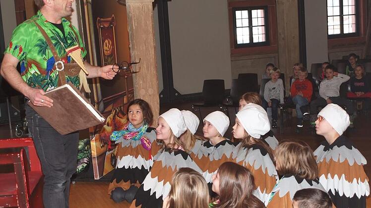 Papageno erzählt seinen Papagenis (mit den Schulkindern als Darsteller) die Lebensgeschichte mit seiner Papagena.Alfred Thieret