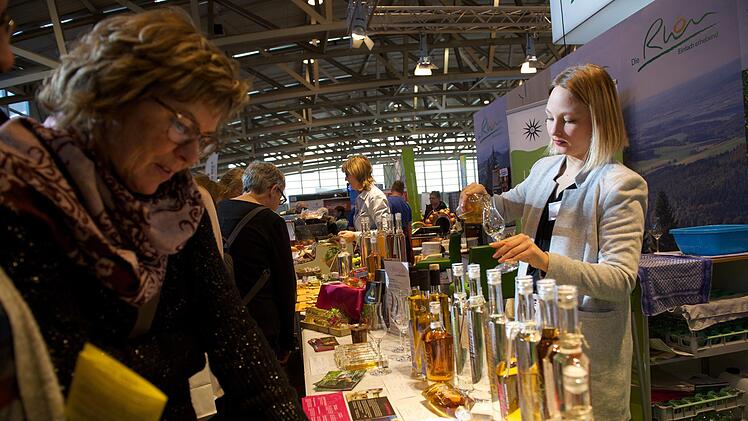 Die Brennerin Franziska Bischof schenkt Kostproben ihrer Edelbrände am Messestand aus. Gerne griffen die Messebesucher zu und probierten. Jörg Sänger