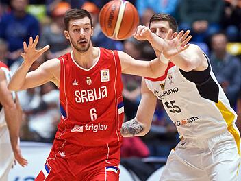 Stevan Jelovac war in den WM-Qualifikationsspielen für Serbien einer der Leistungsträger, auch wenn er gegen Deutschland  mit Isaiah Hartenstein (rechts) zweimal verlor. Imago