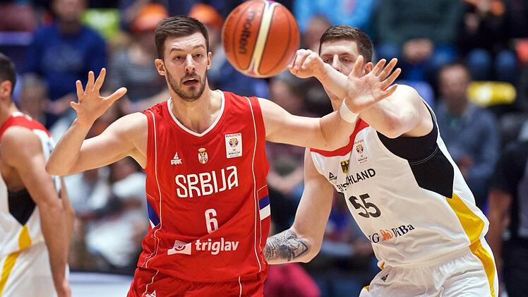 Stevan Jelovac war in den WM-Qualifikationsspielen für Serbien einer der Leistungsträger, auch wenn er gegen Deutschland  mit Isaiah Hartenstein (rechts) zweimal verlor. Imago