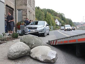 Das Auto krachte bei dem Aufprall gegen einen Mülleimer, ein Firmenschild und mehrere schwere Steine. Fotos: Franziska Rieger