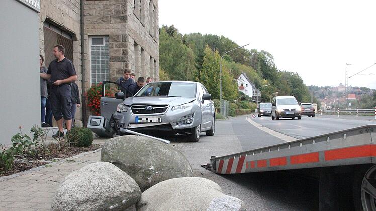 Das Auto krachte bei dem Aufprall gegen einen Mülleimer, ein Firmenschild und mehrere schwere Steine. Fotos: Franziska Rieger