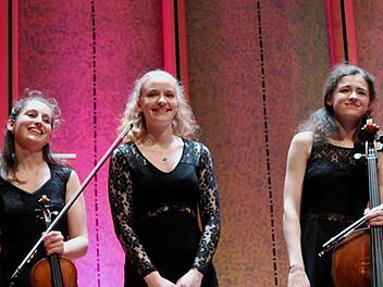 Werden stürmisch gefeiert (von links): Elene Meipariani, Violine, Elisabeth Brauß (Klavier), und Anastasia        Kobekina, (Cello). Werner Vogel