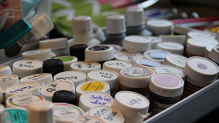 Mit der Zeit hat Manuela Kapitz viel Lebensmittelfarbe gekauft. Es gibt sie flüssig, als Puder, Paste oder mit Glitzer. Foto: Ulrike Müller