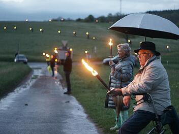 Anneliese und Hermann Kötterheinrich beteiligten sich am Protest. Die Züntersbacher wären direkt von der Starkstromleitung betroffen. Oben gut zu erkennen die Fackelkette Richtung Volkers.