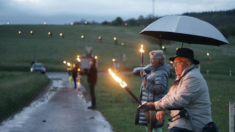 Anneliese und Hermann Kötterheinrich beteiligten sich am Protest. Die Züntersbacher wären direkt von der Starkstromleitung betroffen. Oben gut zu erkennen die Fackelkette Richtung Volkers.