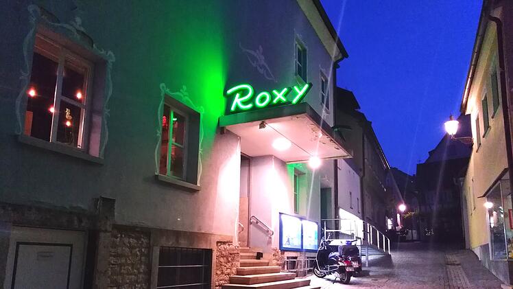 Die grüne Leuchtschrift am Kitzinger Rosenberg ist das Markenzeichen des Roxy.