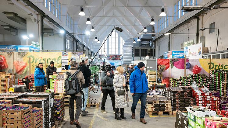 Jenny (Mitte) zieht in der Gro&szlig;markthalle viele Blicke auf sich.