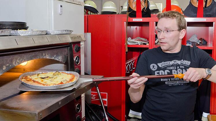 In allen vier Jahreszeiten verwöhnt Christoph Gremler seine jungen Kameraden mit leckeren Pizzen aus dem feuerwehreigenen Ofen.