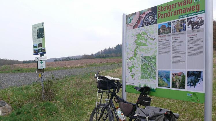 Der Steigerwald Panoramaweg bietet schöne Aussichten, die man aufgrund der schotterigen Piste aber nicht immer genießen kann. Wie kürzlich zu lesen, soll sich das in absehbarer Zeit zum Positiven verändern.