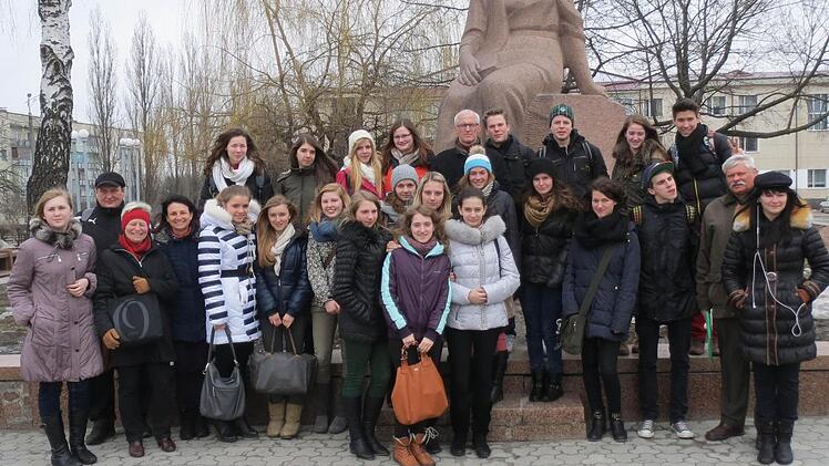 Unter dem Denkmal der Dichterin Lessja Ukrainka trafen sich die ukrainischen und deutschen Teilnehmer des Schüleraustausches. Die Gymnastiasten des Steigerwaldlandschulheims Wiesentheid verlebten in Nowograd-Wolhynsk zehn unvergessliche Tage. Repros: Sabine Berthold