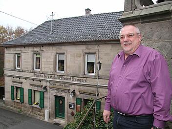 Der Entschluss steht fest: Jürgen und Elvira Peetz verkaufen die Burggaststätte, in der sie sich einst kennenlernten.  Fotos: Sonja Adam
