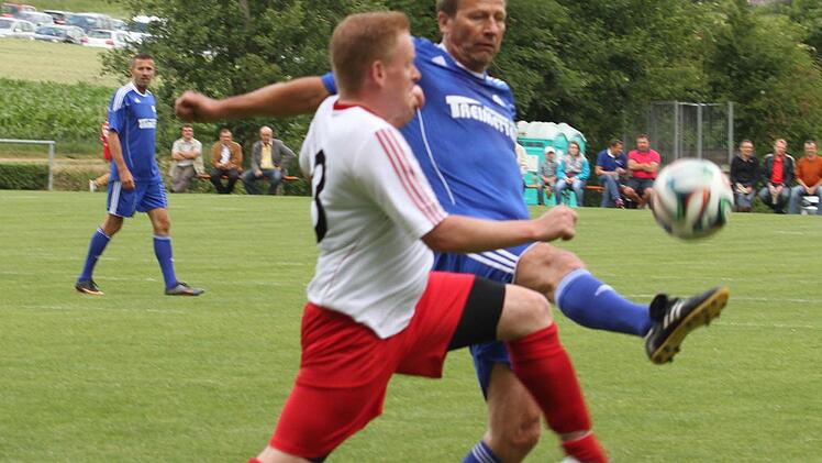 Guido Buchwald bleibt Sieger an der Strafraumgrenze gegen Christian Göhler (links).