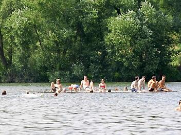 Der Staffelsteiner Badesee ist idyllisch gelegen und wird von vielen Bäumen und Sträuchern gesäumt. Eine der Attraktionen ist die Badeinsel mitten im See. Archivfoto: Matthias Einwag