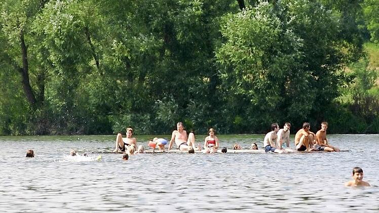 Der Staffelsteiner Badesee ist idyllisch gelegen und wird von vielen Bäumen und Sträuchern gesäumt. Eine der Attraktionen ist die Badeinsel mitten im See. Archivfoto: Matthias Einwag