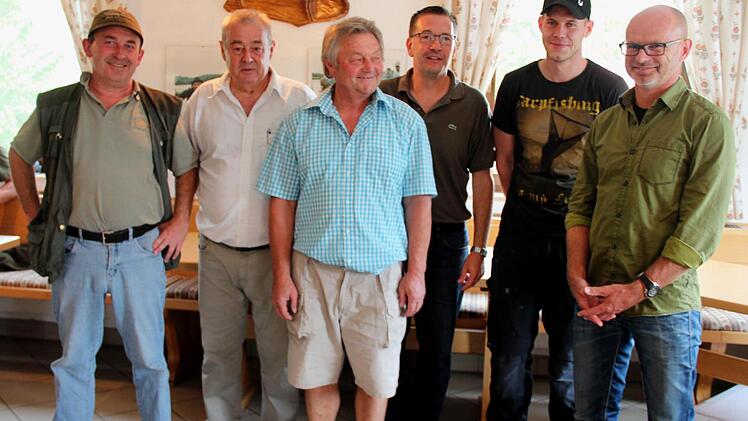(von links): Zweiter Vorsitzender Helmut Schleicher, Erster Vorsitzender Gerhard Zender, Robert Freitag, Bürgermeister Karsten Fischkal, Daniel Dresel, Harald Lotter Foto: Johanna Blum