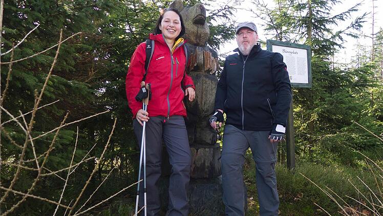 BR-Redakteurin Dagmar Besand und Edgar Friedmann aus Kulmbach auf dem Bärenplatz, dem höchsten Punkt des Landkreises Kulmbach. Foto: Markus Frank