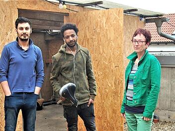 Nur noch einen Ersatzsattel fanden (von links) Jamen (27) aus Syrien, Tesfay (20) aus Eritrea und Betreuerin Helga Fischer im leeren Fahrradschuppen.  Foto: Sigismund von Dobschütz