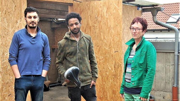 Nur noch einen Ersatzsattel fanden (von links) Jamen (27) aus Syrien, Tesfay (20) aus Eritrea und Betreuerin Helga Fischer im leeren Fahrradschuppen.  Foto: Sigismund von Dobschütz