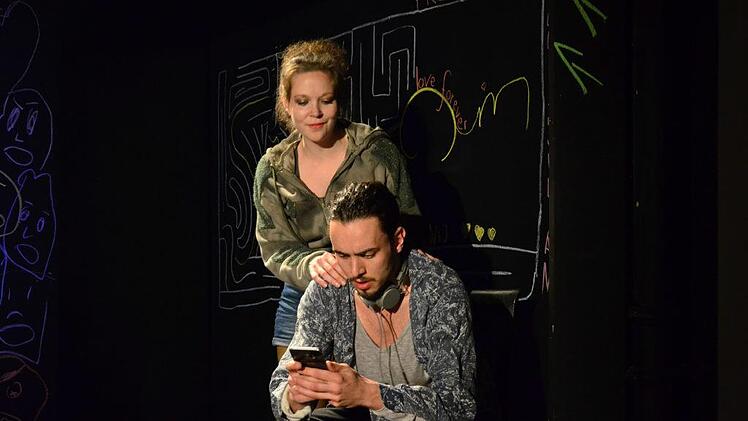 Nelly (Tonja Fechter) ist schon lange mit Julian (Ramon Linde) zusammen. Doch der interessiert sich auch für Birte. Foto: Sebastian Worch