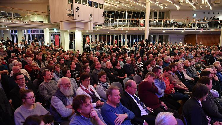 #Der Regionentalk zur coburger Landratswahl lockte rund 700 Besuchs ins Kongresshaus. Veranstalter waren das Coburger Tageblatt, Radio Eins, ITV Coburg und die Sparkasse Coburg-Lichtenfels.Foto: Ronald Rinklef