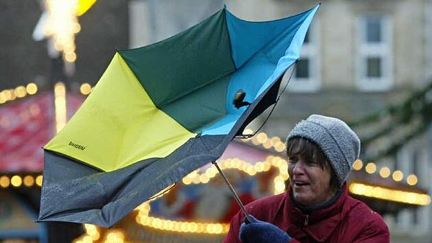 Weihnachtsmarkt mit Sturm und Regen: Das k&ouml;nnte am zweiten Advent in Franken Wirklichkeit werden, zumindest wenn man den Wetterprognosen glaubt. Symbolfoto: Ingo Wagner/dpa