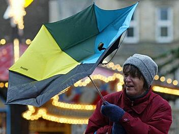 Weihnachtsmarkt mit Sturm und Regen: Das könnte am zweiten Advent in Franken Wirklichkeit werden, zumindest wenn man den Wetterprognosen glaubt. Symbolfoto: Ingo Wagner/dpa
