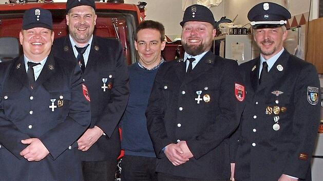 Nach der Wahl bei der Feuerwehr Sch&ouml;nsreuth, von links der neue Kommandant Marcel Schorch, Stellvertreter Michael Seiler, Ordnungsamtsleiter Peter Zillig, der scheidende Kommandant Matthias Br&uuml;ckner und Kreisbrandmeister Alexander Klose Foto: Alfred Thieret