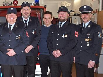 Nach der Wahl bei der Feuerwehr Schönsreuth, von links der neue Kommandant Marcel Schorch, Stellvertreter Michael Seiler, Ordnungsamtsleiter Peter Zillig, der scheidende Kommandant Matthias Brückner und Kreisbrandmeister Alexander Klose Foto: Alfred Thieret