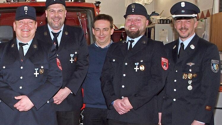 Nach der Wahl bei der Feuerwehr Schönsreuth, von links der neue Kommandant Marcel Schorch, Stellvertreter Michael Seiler, Ordnungsamtsleiter Peter Zillig, der scheidende Kommandant Matthias Brückner und Kreisbrandmeister Alexander Klose Foto: Alfred Thieret